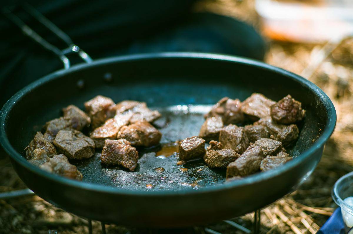 ilustrasi mengoseng daging (pixabay.com/JJChoi)