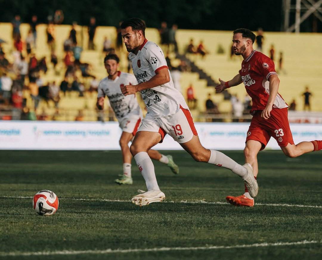 Jens Raven (putih) saat melakukan serangan balik. (Instagram.com/baliunitedfc)