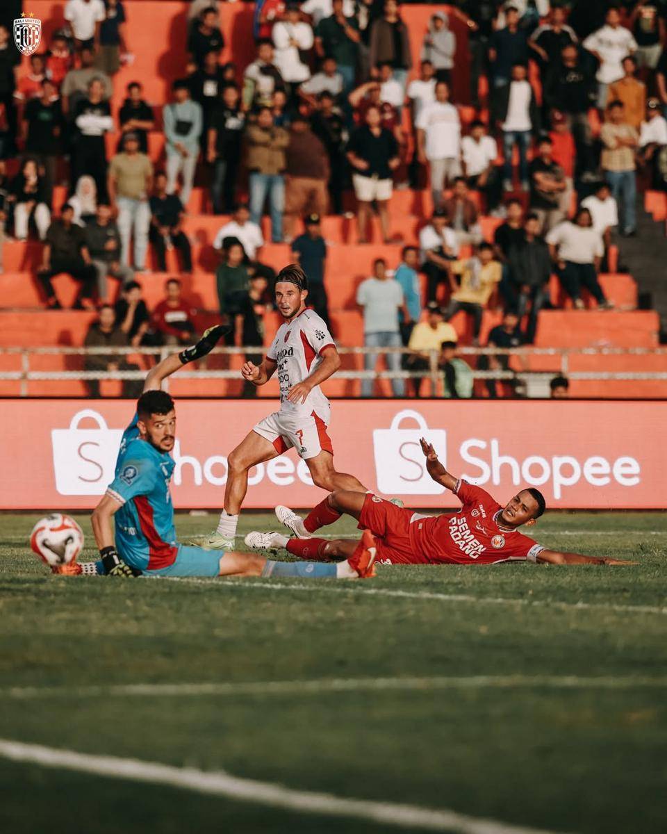 Thijmen Goppel (putih) saat melakukan serangan ke gawang Semen Padang FC. (Instagram.com/baliunitedfc)