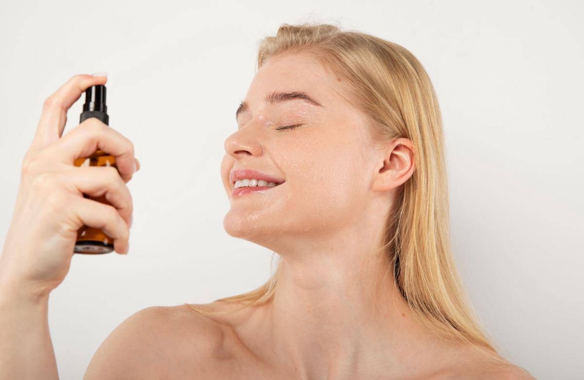 ilustrasi memakai face mist (freepik.com/freepik)