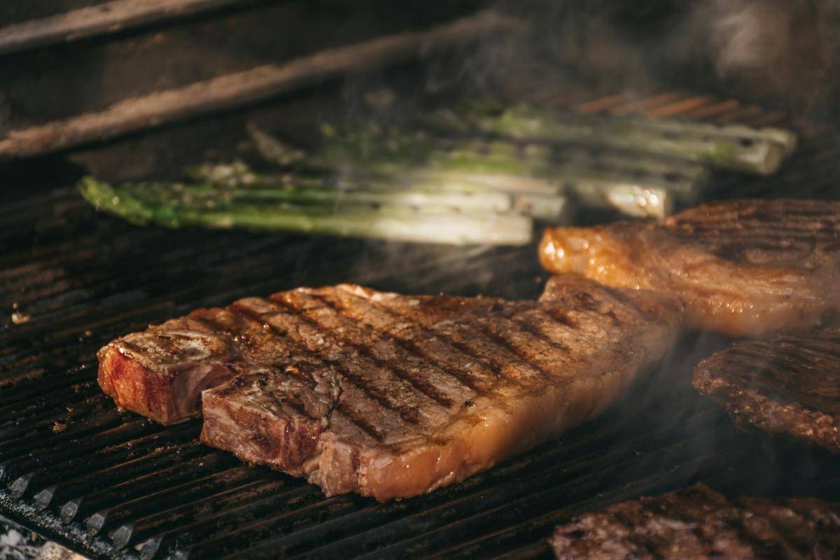 ilustrasi memasak steak 