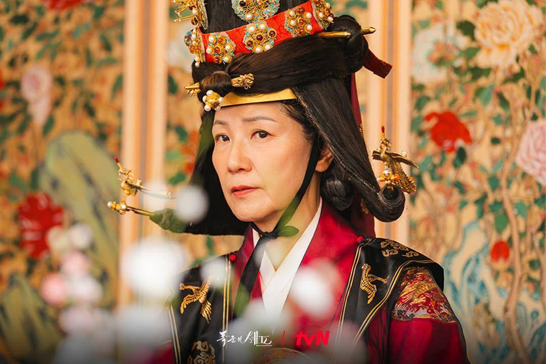 Still cut drama Bon Appetit, Your Majesty (instagram.com/tvn_drama)