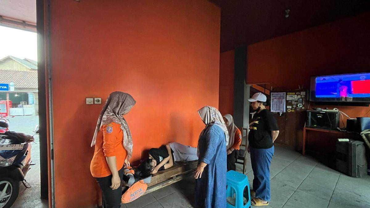 Evakuasi korban laka laut Pantai Parangtritis. (Dok. SAR Satlinmas Wilayah 3 Bantul)