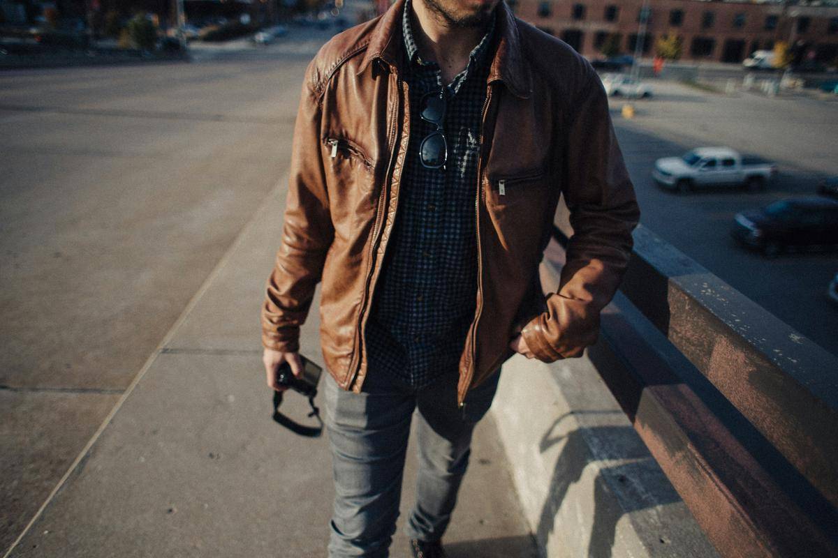 ilustrasi pria dengan jaket kulit (unsplash.com/Jon Grogan)