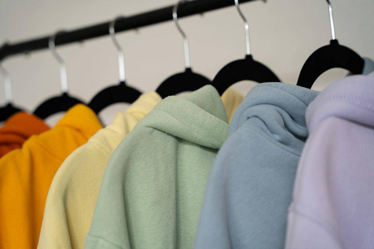 ilustrasi pakaian bahan Katun dan Polyester (unsplash.com/Kajetan Sumila)