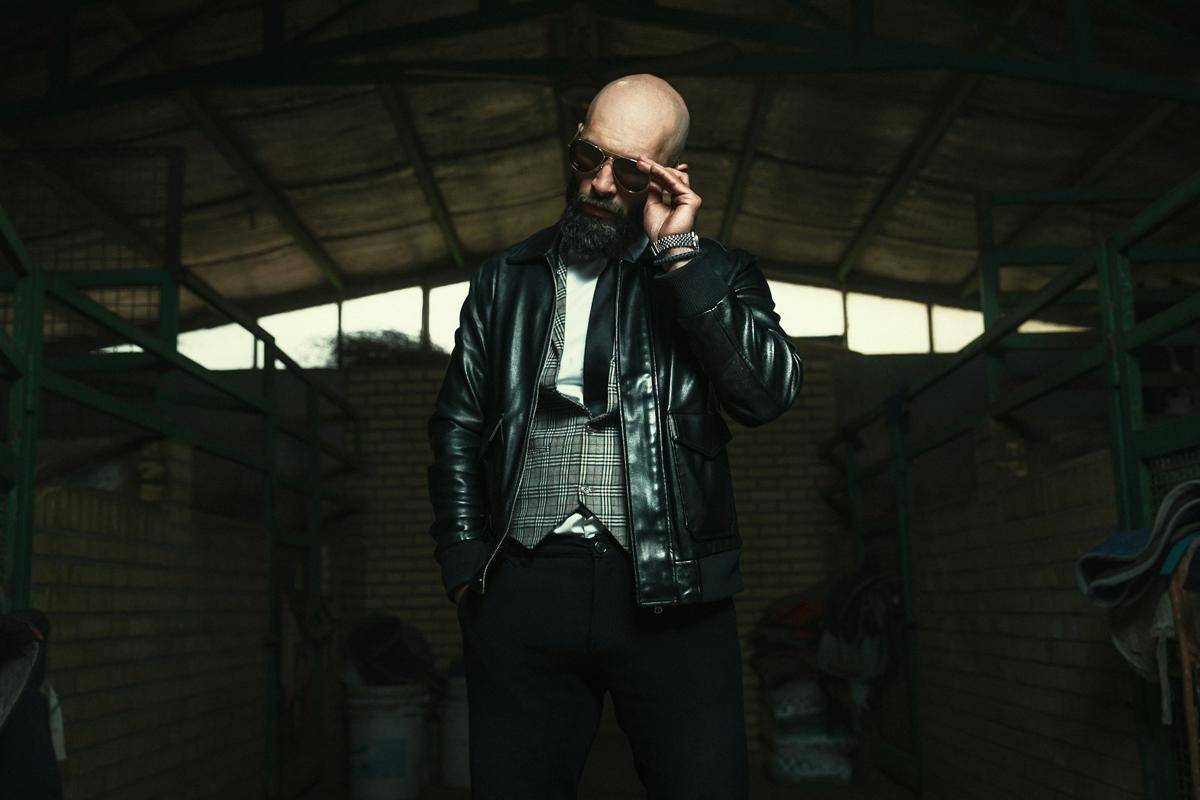 ilustrasi pria dengan jaket kulit (unsplash.com/M_pxio)