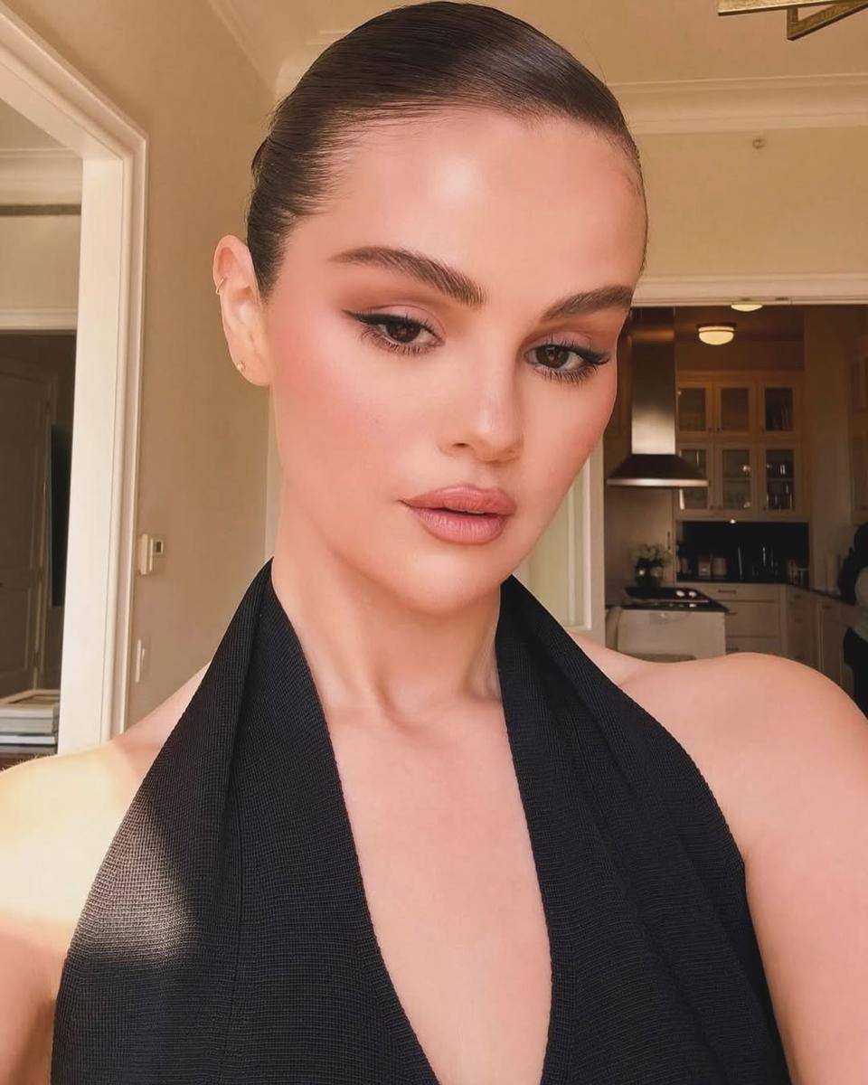 ide makeup ke kantor ala Selena Gomez (instagram.com/selenagomez)