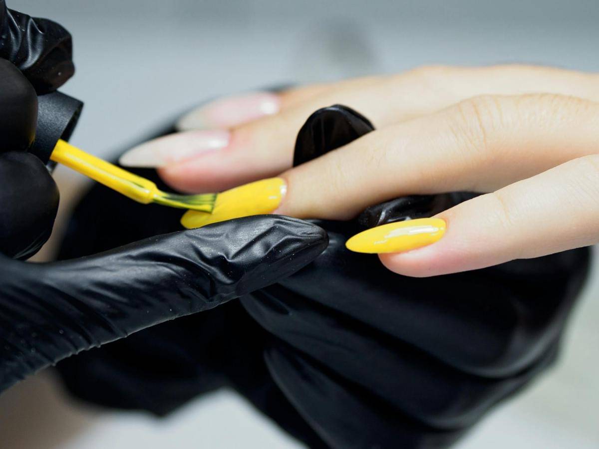 ilustrasi seorang wanita yang memakai nails art 