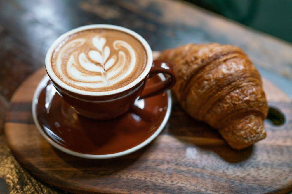 ilustrasi kopi dan croissant