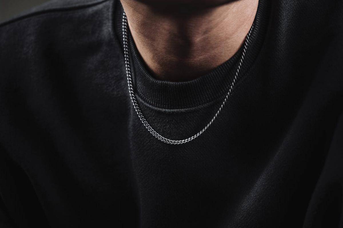 ilustrasi pria dengan kalung rantai tipis (pexels.com/COPPERTIST WU)