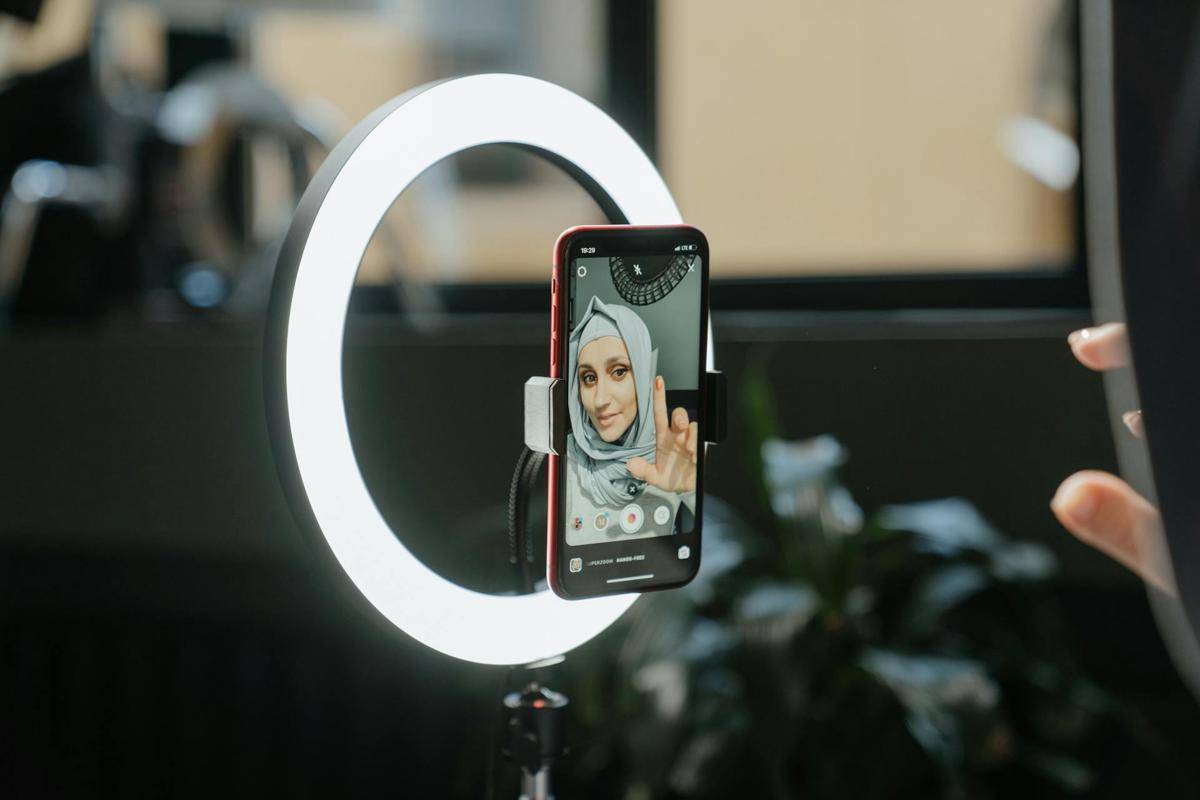 ilustrasi membuat konten untuk digital marketing (pexels.com/cottonbro studio)