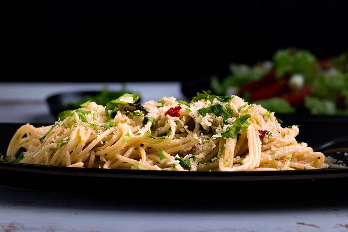 ilustrasi pasta aglio e olio 
