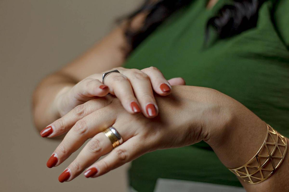 ilustrasi seorang wanita yang memakai nails art 