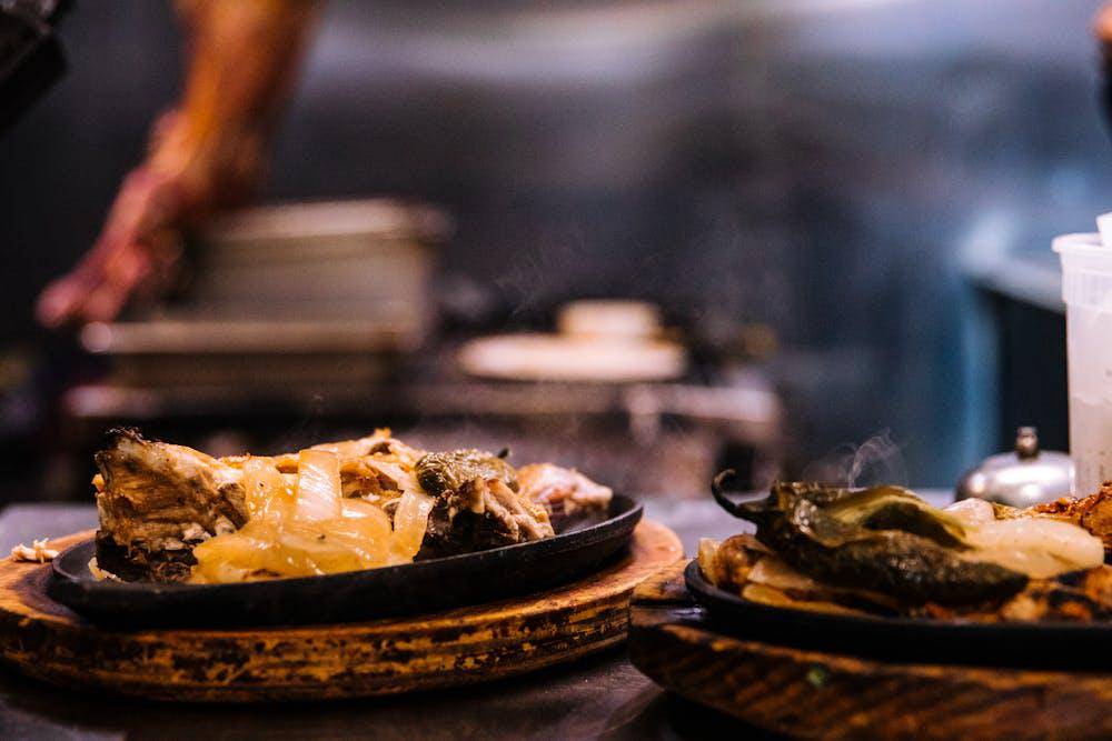ilustrasi steak di atas di hot plate