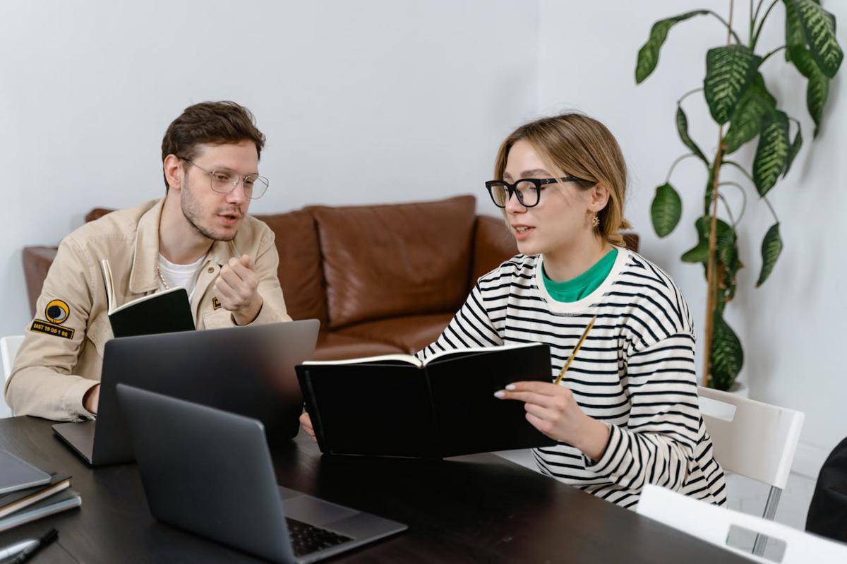 ilustrasi partner bisnis (pexels.com/MART PRODUCTION)