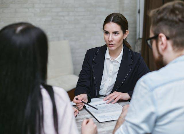 ilustrasi interview kerja (pexels.com/Mikhail Nilov)