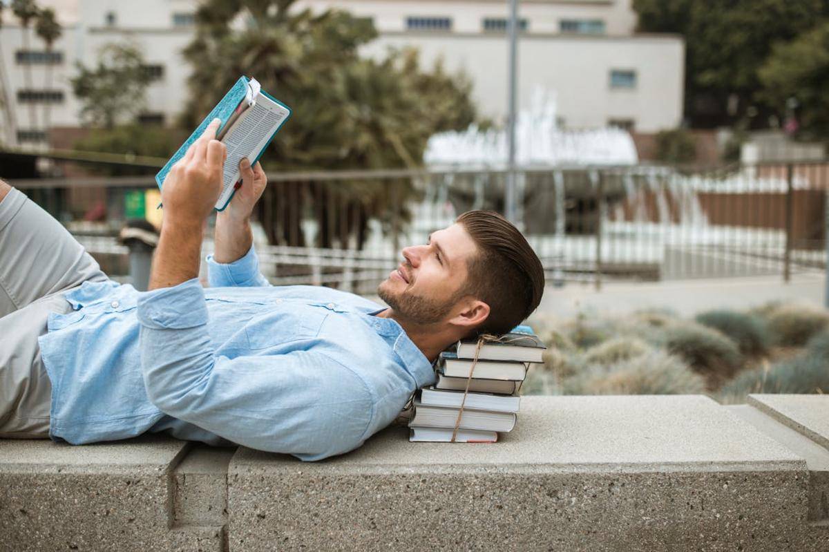 ilustrasi pria membaca buku (pexels.com/RDNE Stock project)