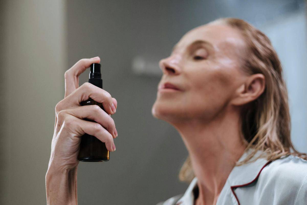 ilustrasi pakai face mist (pexels.com/Ron Lach)