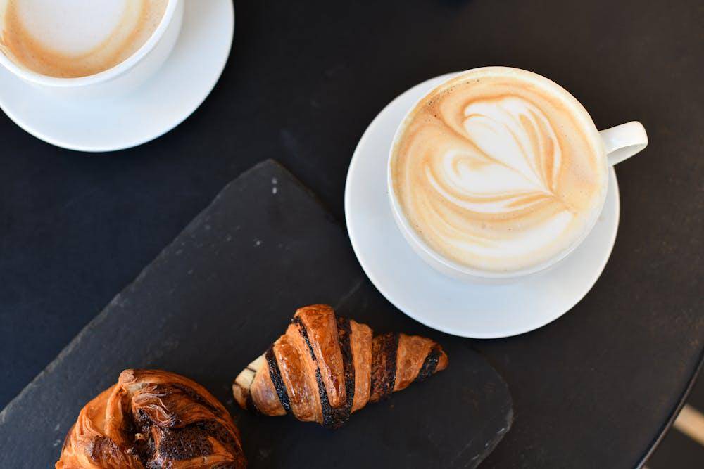 ilustrasi kopi dan pastry