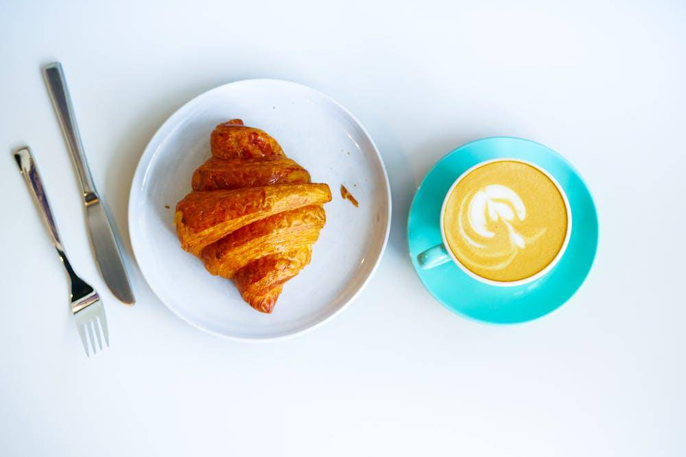 ilustrasi kopi dan croissant