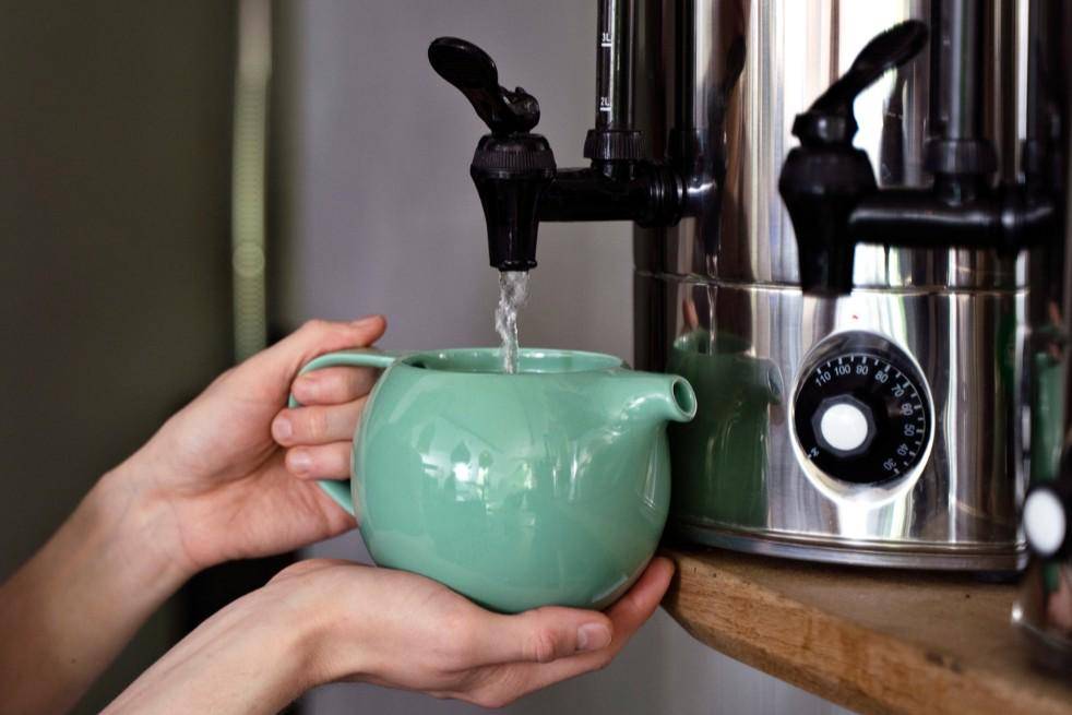 potret mengisi teko dengan air (freepik.com/freepik)