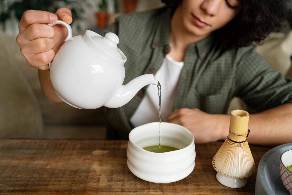 potret orang membuat minuman matcha (freepik.com/pikisuperstar)