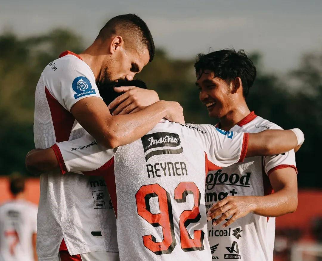 Reyner Barusu (tengah) usai cetak gol ke gawang Semen Padang FC. (Instagram.com/baliunitedfc)