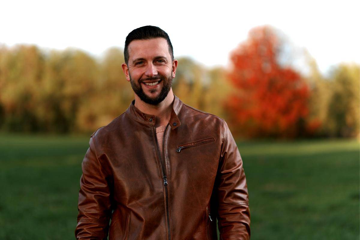 ilustrasi pria dengan jaket kulit (unsplash.com/Riccardo Sartori)
