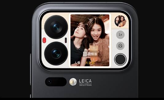 kemampuan Magic Back Screen pada Xiaomi 17 Pro menjadi viewfinder saat mengambil selfie menggunakan kamera belakang