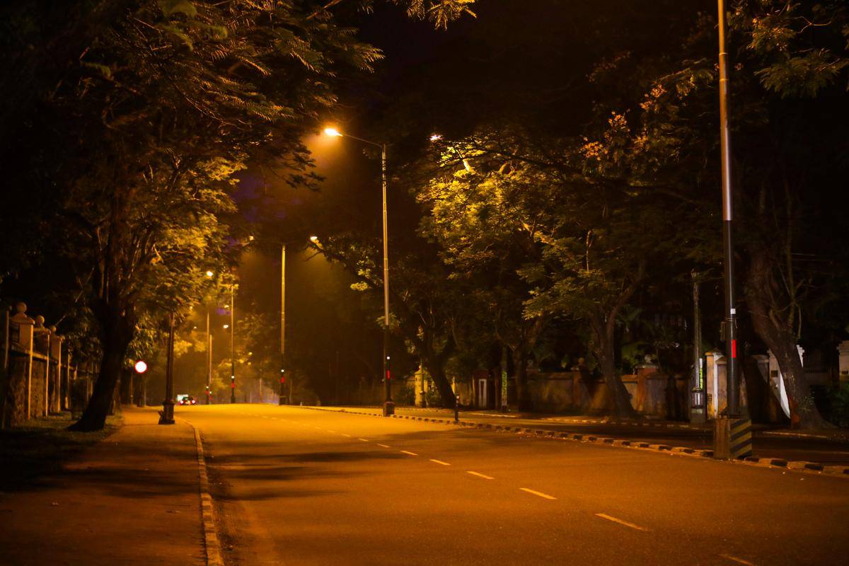 ilustrasi lampu jalan hemat energi yang fokus menerangi jalan tanpa membuang cahaya ke langit (unsplash.com/Sreehari Devadas)