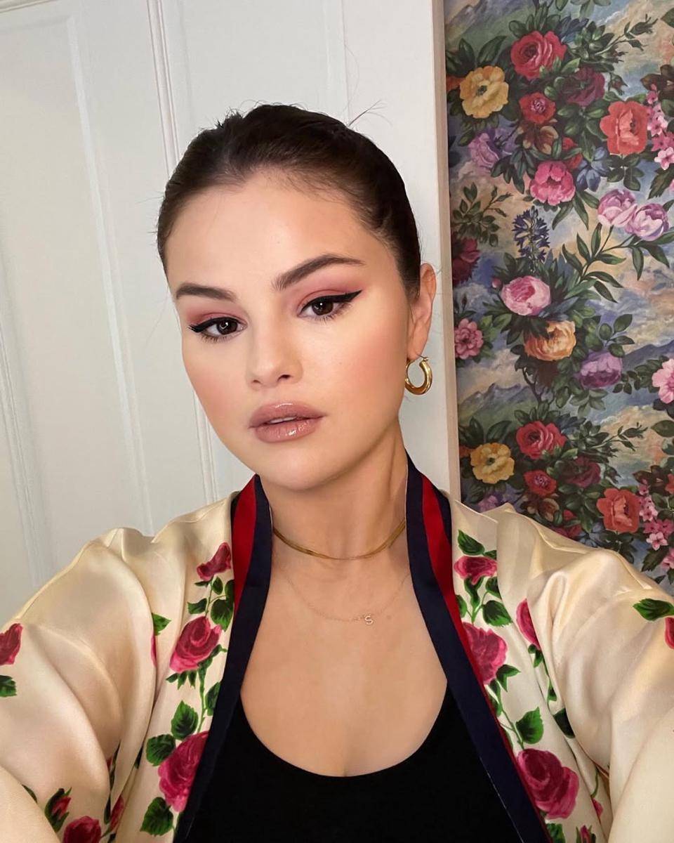 ide makeup ke kantor ala Selena Gomez (instagram.com/selenagomez)