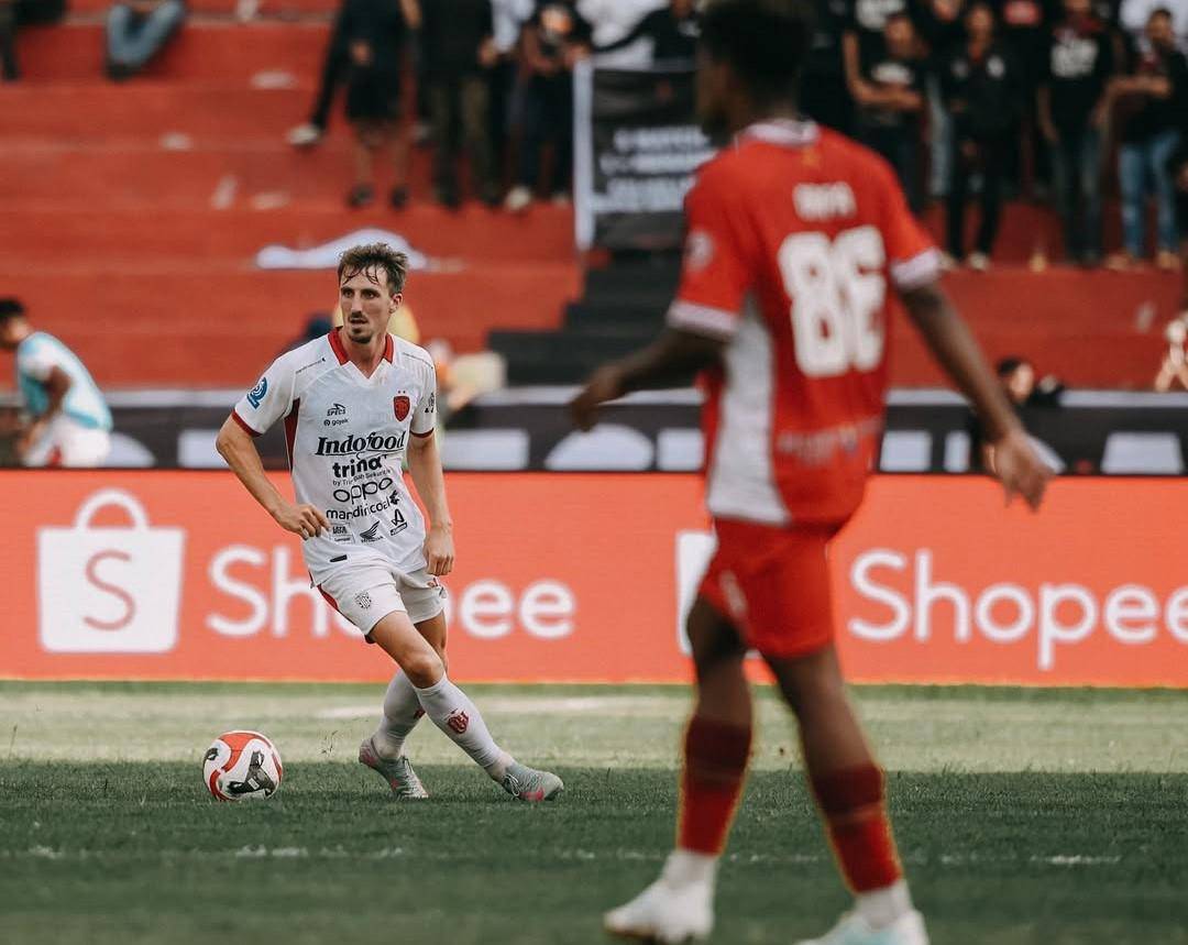 Tim Receveur (putih) saat menguasai bola. (Instagram.com/baliunitedfc)