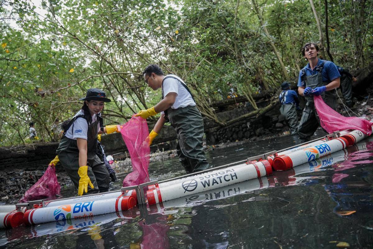 Aksi bersih-bersih sampah pada aliran sungai di Tukad Badung. (Dok. BRI)