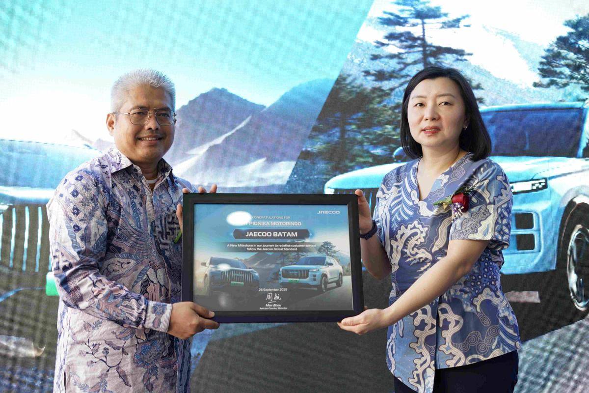 3. Pak Hariadi, Head of DND JAECOO memberikan piagam kepada Ibu Lediati, Direktur Dealer JAECOO Batam.JPG
