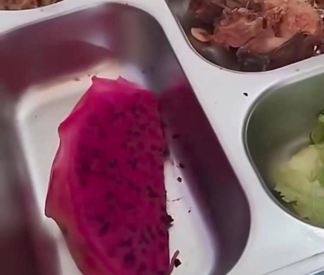 Menu MBG di SDN 42 Lubuk Linggau yang terdapat ulat. (Dok. Istimewa)