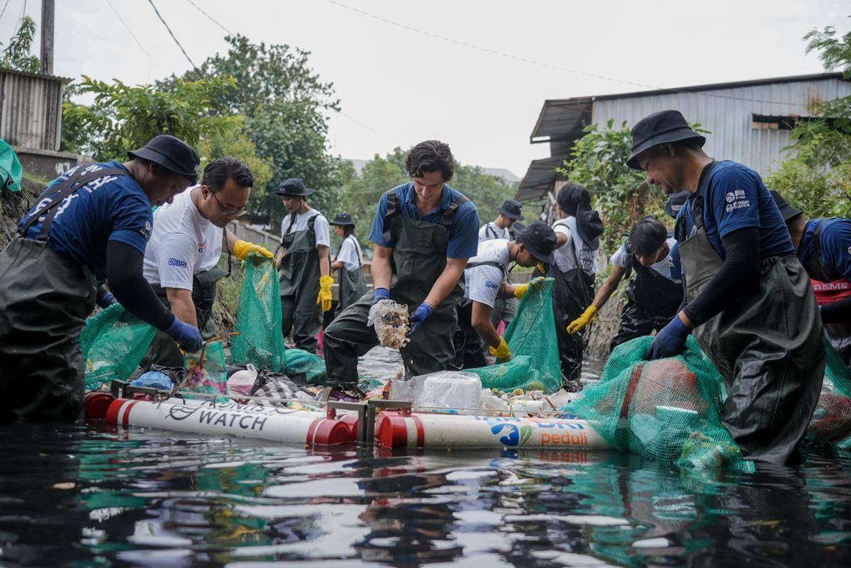 Aksi bersih-bersih sampah pada aliran sungai di Tukad Badung. (Dok. BRI)