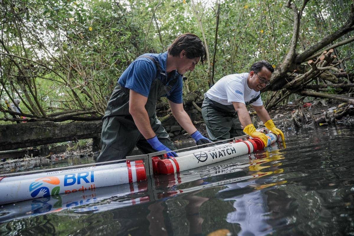 Aksi bersih-bersih sampah pada aliran sungai di Tukad Badung. (Dok. BRI)