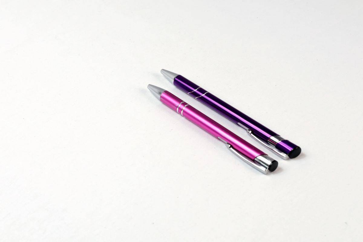 dua bolpen kembar