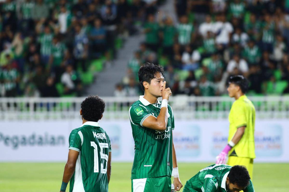 Kapten PSMS Kim Jeung-ho mencetak gol pembuka ke gawang Sumsel United (IDN Times/Doni Hermawan)