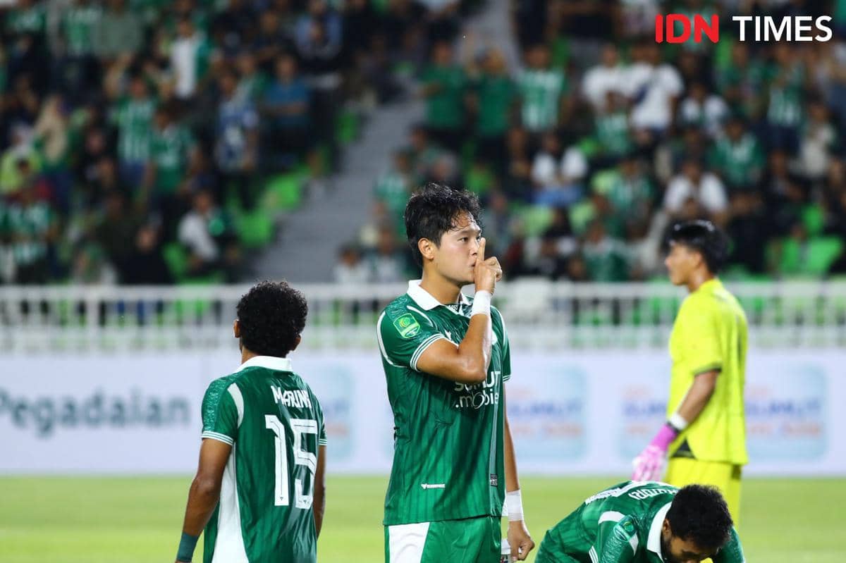Kapten PSMS Kim Jeung-ho mencetak gol pembuka ke gawang Sumsel United (IDN Times/Doni Hermawan)