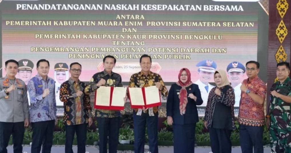 Pemkab Muara Enim dan Pemkab Kaur Bengkulu saat menandatangani MoU terkait pembangunan jalan. (Dok. Pemkab Muara Enim)