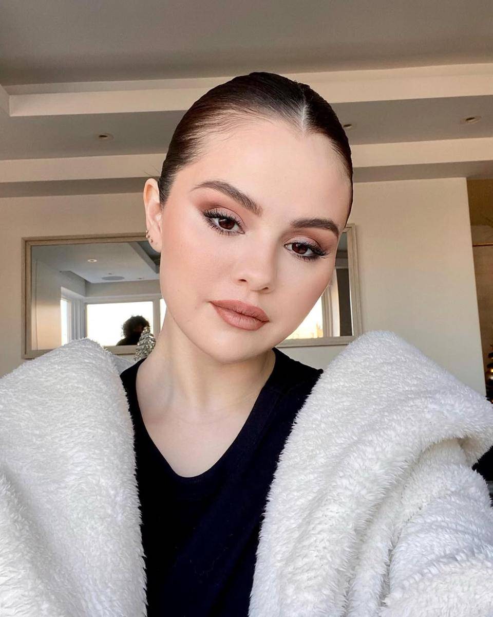 ide makeup ke kantor ala Selena Gomez (instagram.com/selenagomez)