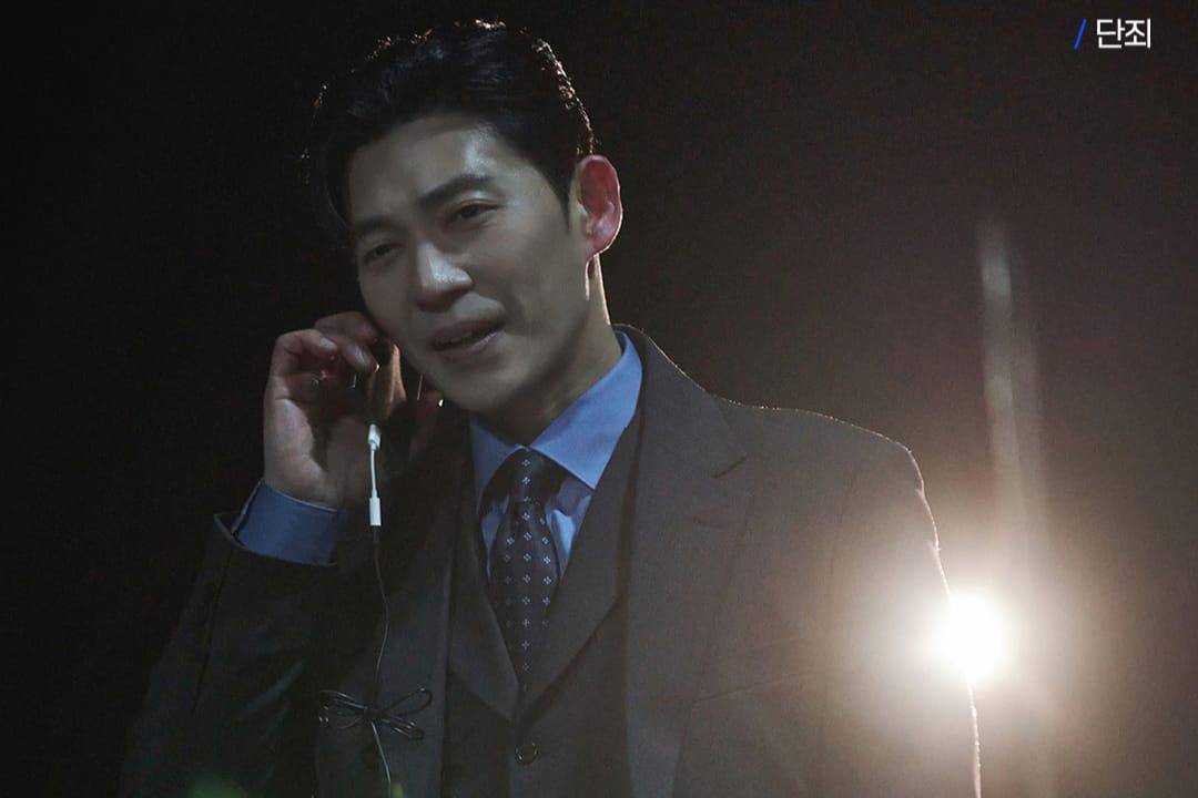 still cut drama No Mercy. (instagram.com/wavve.official)