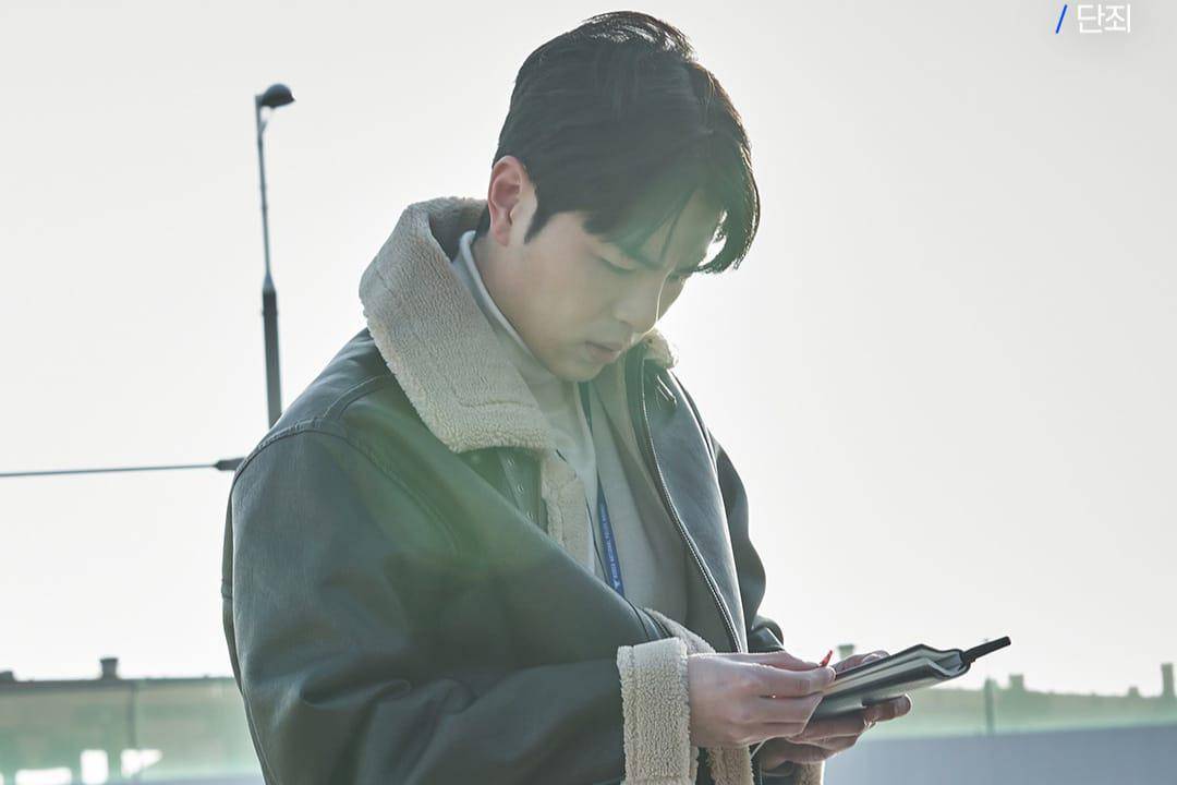 still cut drama No Mercy. (instagram.com/wavve.official)