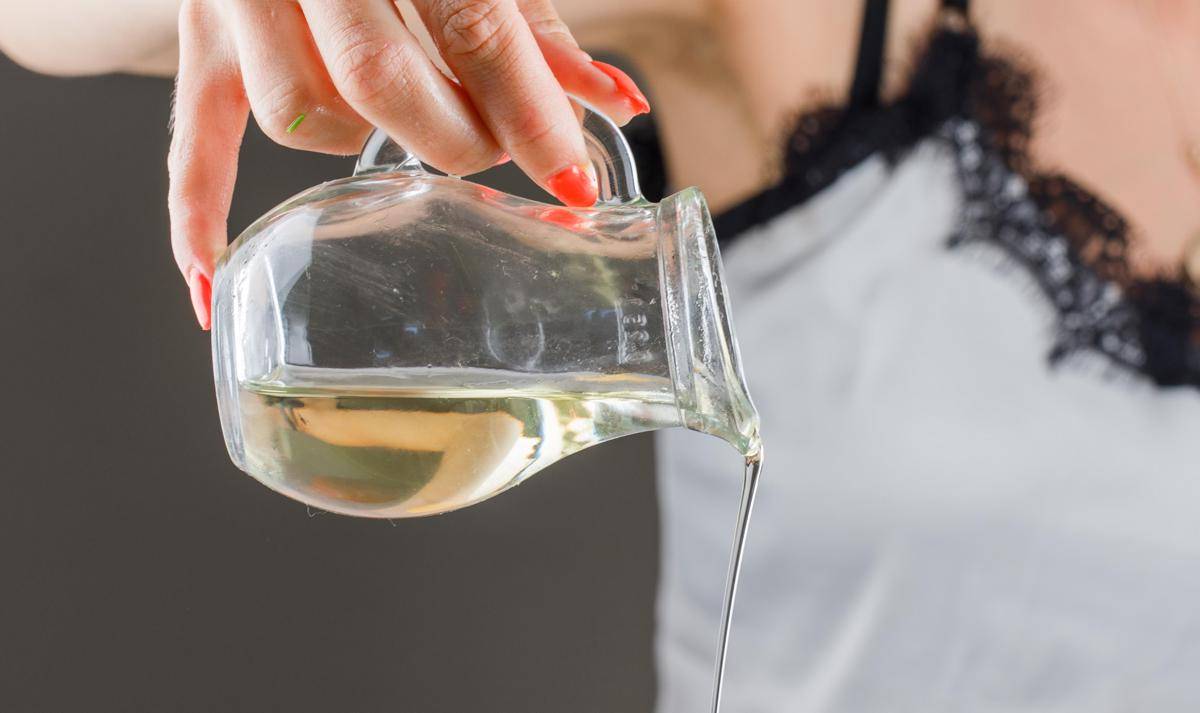 ilustrasi tuang white wine (freepik.com/8photo)