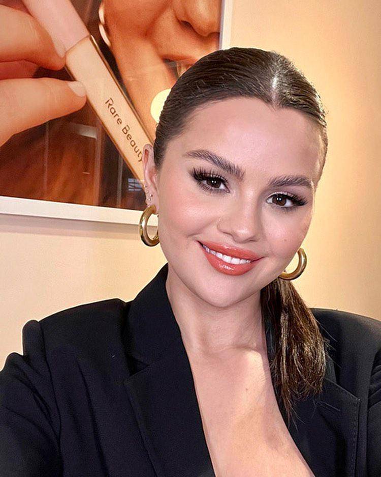 ide makeup ke kantor ala Selena Gomez (instagram.com/selenagomez)
