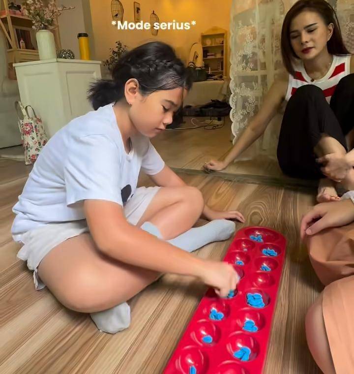 potret Astrid Tiar ajarkan anak-anak permainan jadul