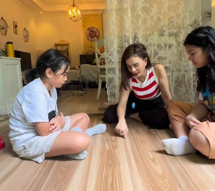 potret Astrid Tiar ajarkan anak-anak permainan jadul