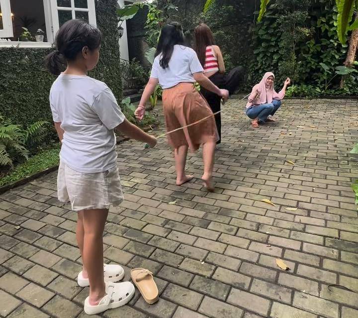 potret Astrid Tiar ajarkan anak-anak permainan jadul