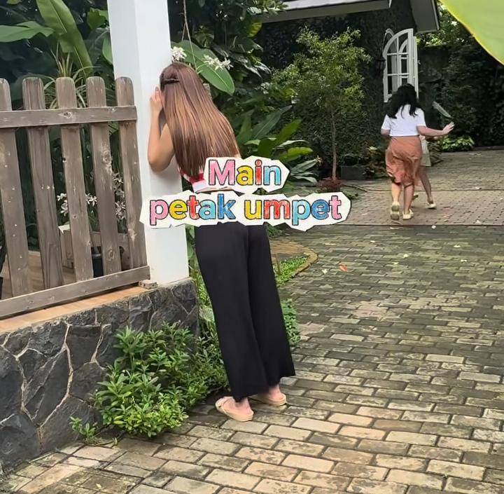 potret Astrid Tiar ajarkan anak-anak permainan jadul